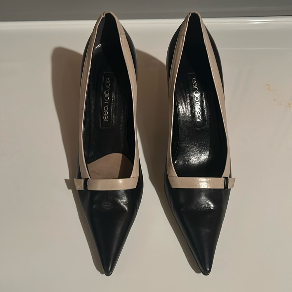 Like new Italian pointy shoes black and cream. Size 37